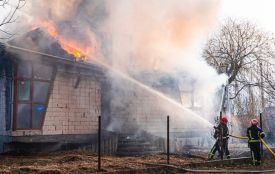 У Хмельницькому через підпал трави загорівся будинок