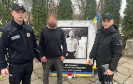 На Хмельниччині зіпсували банер загиблого героя: поліція знайшла винного