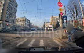 Патрульні спіймали водія, який їхав тротуаром на Свободи (ВІДЕО)
