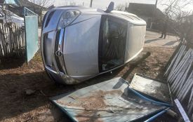На Хмельниччині п’яний чоловік викрав автівку у колеги і розбив її об паркан