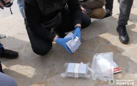Жінка вимагала в чоловіка 300 тисяч доларів: її затримали (ВІДЕО)