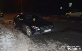 У хмельничанина на АЗС викрали Mercedes. Був суд