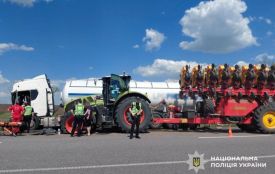 Біля Хмельницького зіткнулися вантажівка і трактор: один водій в лікарні