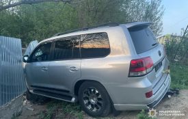 «Toyota» влетіла в паркан: двоє постраждалих