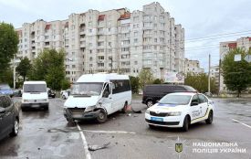 Постраждав 72-річний водій маршрутки: деталі ДТП на Темпі (ВІДЕО)