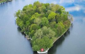 У Хмельницькому посеред річки залишили собаку. Її врятували (ВІДЕО)