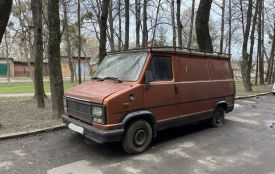 Покинуті автомобілі та арештмайданчик: як вирішують проблему в Хмельницькому та інших містах