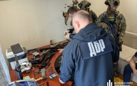 На Хмельниччині незаконно торгували зброєю. Організатор «бізнесу» – правоохоронець