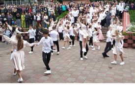 У Хмельницькому та області пролунав останній дзвоник. Фото з лінійок