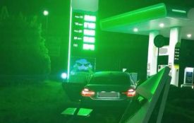Нічна погоня у Хмельницькому: водій BMW тікав від поліції та влетів у банер