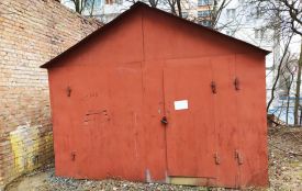 В Гречанах демонтують два металеві гаражі