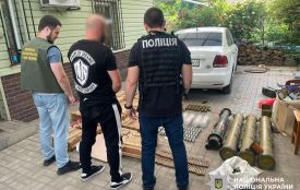 Незаконний обіг зброї: поліція проводить обшуки на Хмельниччині