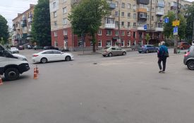 На Кам’янецькій вантажівка збила світлофор (ВІДЕО)