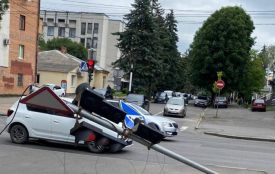 Поліція розшукала водія вантажівки, який зніс світлофор у Хмельницькому