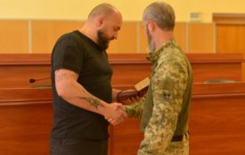 «Приклад справжнього патріота»: у Хмельницькому вручили відзнаку військовому