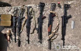 Ховав арсенал у підсобці: поліція викрила мешканця Хмельницького району