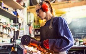 Слюсарка і машиністка крана: 12 жительок Хмельниччини опановують «чоловічі» професії