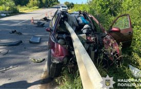 ДТП в Хмельницькому районі: водій зіткнувся з відбійником