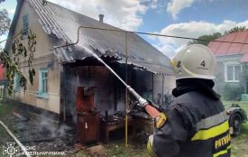 На Хмельниччині горіли будинки та вантажівка: постраждав чоловік