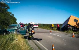 Зіткнулися Mercedes і КрАЗ: постраждав водій