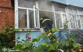Горіла пʼятиповерхівка на Хмельниччині. Врятували двох чоловіків