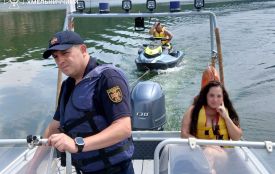 Опинилися в пастці посеред Дністра: рятувальники витягли з води пару на Хмельниччині