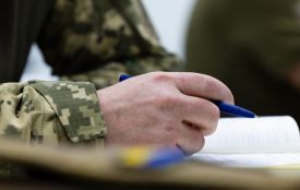 Хмельничанка намагалася позбавити ексчоловіка права на квартиру — поки той на фронті