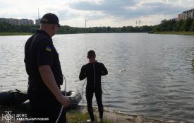 У Хмельницькому з озера дістали тіло чоловіка