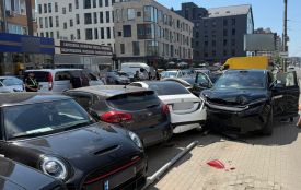 У Хмельницькому водійка потрощила п’ять автівок на парковці: деталі від поліції