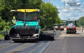 На Хмельниччині ремонтують дороги: укладають асфальт та відновлюють огородження