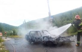 У Сатанові горів легковий автомобіль (ВІДЕО)