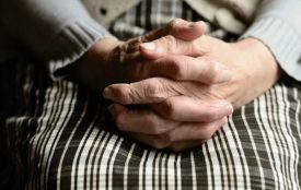 На Хмельниччині поліцейський заліз на третій поверх, аби врятувати 91-річну жінку