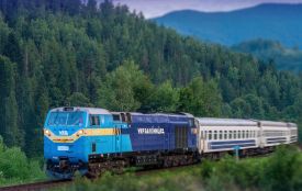З рейок зійшов потяг, який курсує у Карпати через Хмельниччину