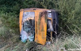 У Хмельницькому районі перекинувся мікроавтобус. Водій у лікарні