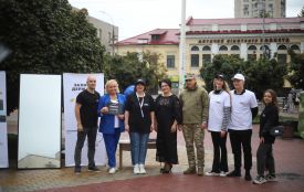Хмельничани дивилися у «Дзеркало Незалежності» біля Дитячого світу