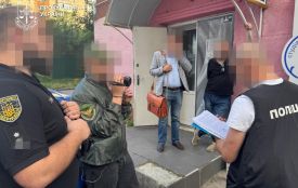 У хмельницькому «салоні краси» підробляли документи для виїзду за кордон