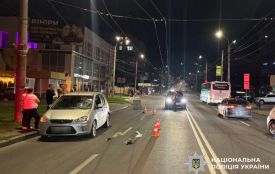 У Хмельницькому автівка збила пішохода: чоловік у лікарні