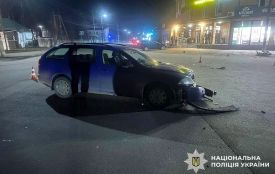 У Полонному 15-річний мотоцикліст вʼїхав в автівку: підлітка госпіталізували