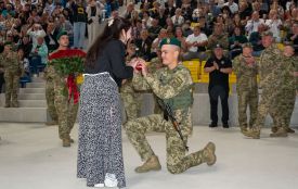 У Хмельницькому під час складання присяги прикордонник освідчився коханій (ВІДЕО)