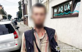 У Хмельницькому грабіжник напав на жінку біля багатоповерхівки