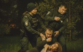 Сидів з ножем на жінці: як поліція зупинила вбивство у Хмельницькому районі