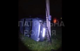 У Хмельницькому пʼяний водій вʼїхав в електроопору — авто перекинулося