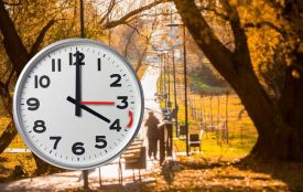 Перехід на зимовий час 2025: коли треба перевести стрілки годинника