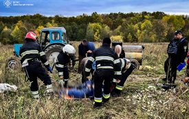 Трагедія в полі: на Хмельниччині чоловіка затягнуло у механізм трактора