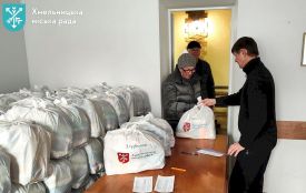 Для хмельничан замовили продуктові набори на 2,6 мільйона гривень. Хто отримає?