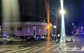 У Хмельницькому авто вилетіло на тротуар і збило жінку: деталі ДТП від поліції