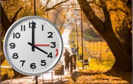 Цієї ночі переходимо на зимовий час: куди крутити стрілки годинника