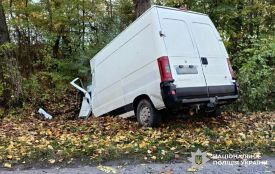 Стало зле за кермом: на Хмельниччині водій врізався у дерево та загинув