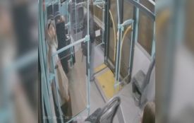 У Хмельницькому підлітки крадуть із тролейбусів аварійні молотки — «Електротранс» звернувся до батьків (ВІДЕО)