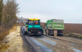 У Хмельницькому районі триває капремонт мосту: дорожники укладають нове покриття